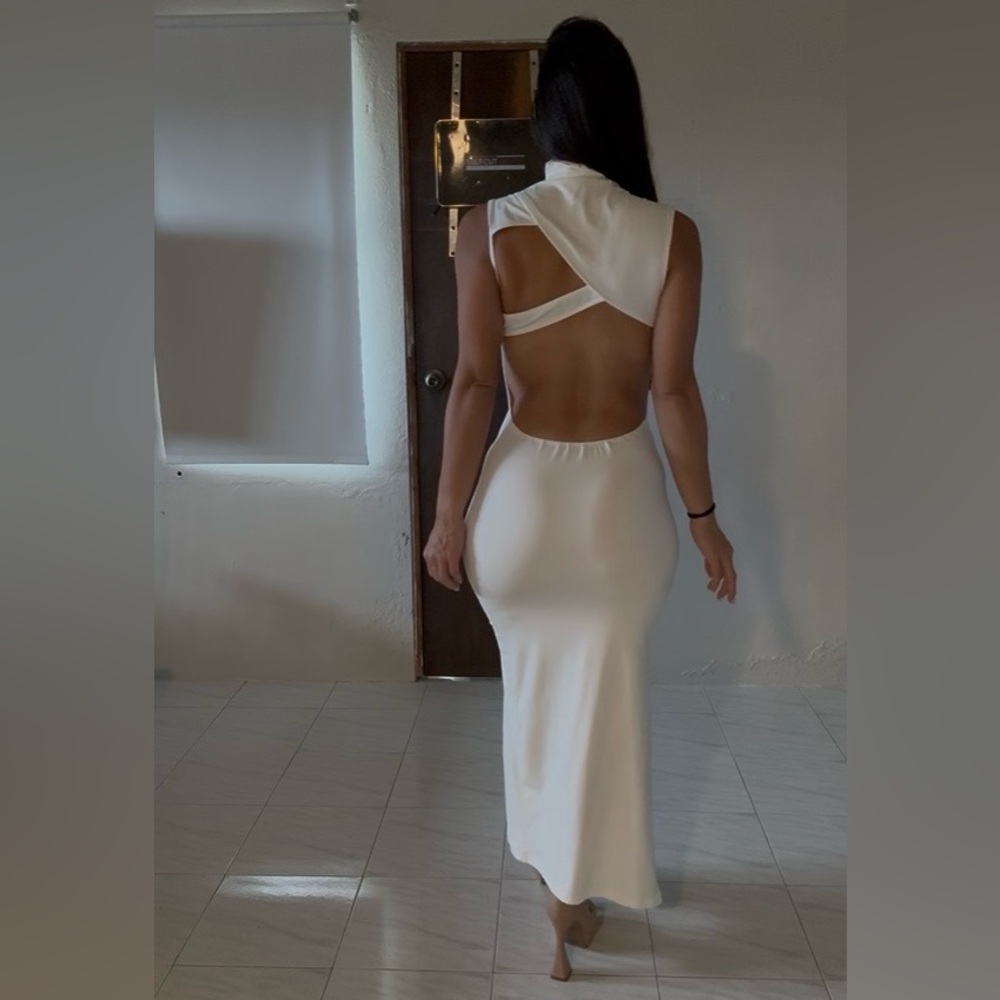 🆕White Backless Cross-Strap Maxi Dress - Picture 3 of 15